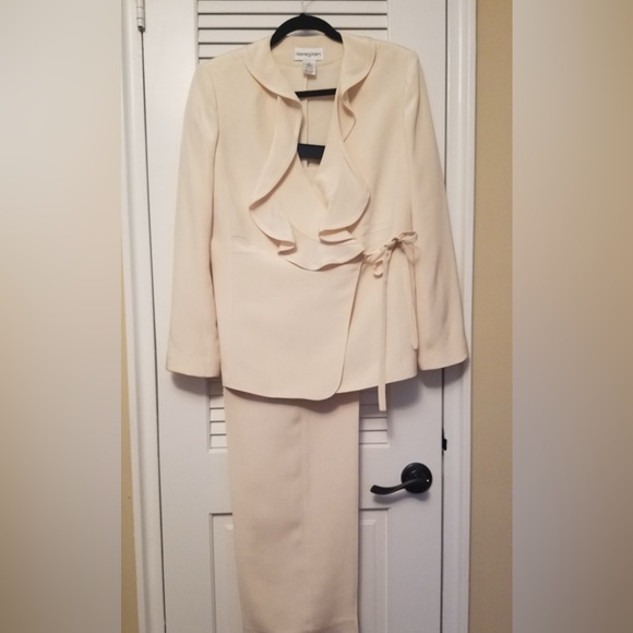 Bloomingdale’s Women’s Silk Suit, Mascarpone Cream Color, Size 10 - Picture 1 of 13
